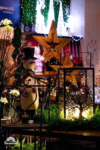 Table de décoration avec lanterne illuminée